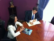 N��ez Feijoo, firmando el libro de honor del Concello de Mar�n