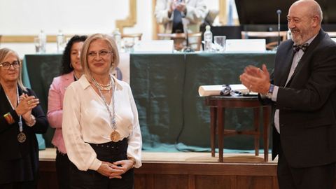 Reyes Pérez fue acogida por aplausos por el público que llenó el salón noble del Liceo