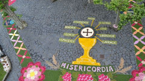 En San Clodio, los vecinos de la parroquia consiiguieron elaborar una decoracin floral a pesar de las molestias causadas por la lluvia