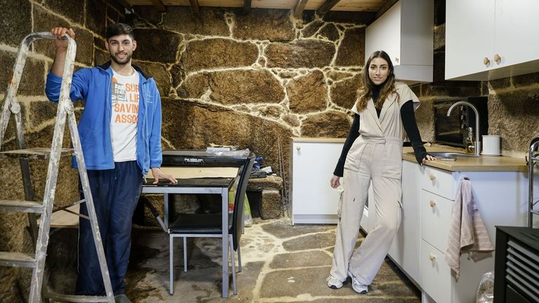 Cristian y Rocío, en su casa en O Ribeiro