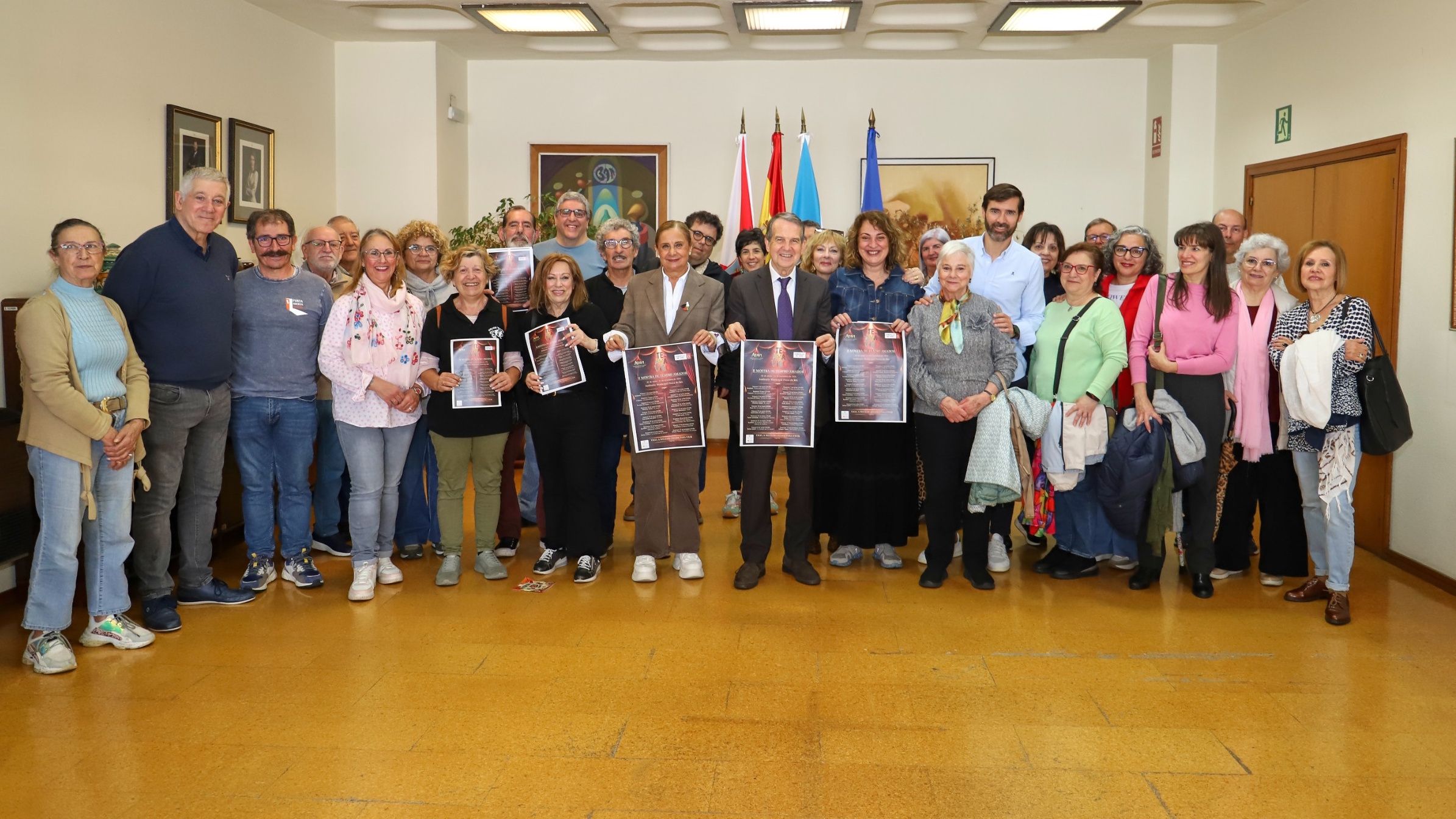 Los responsables de la organizaci&oacute;n de la Mostra de TEatro Amador con parte de la corporaci&oacute;n municipal