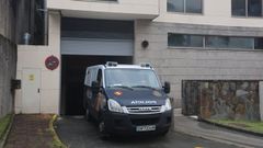 Furgn policial este jueves en los juzgados de Ferrol, donde declararon los miembros de esta presunta red de narcotraficantes 