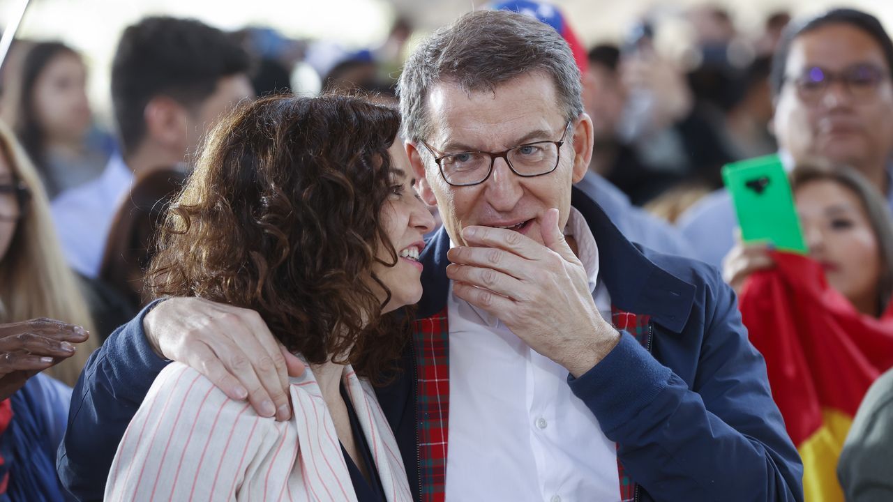 El l�der del PP, Alberto N��ez Feijoo, y la presidenta madrile�a, Isabel D�az Ayuso, en un acto en Madrid
