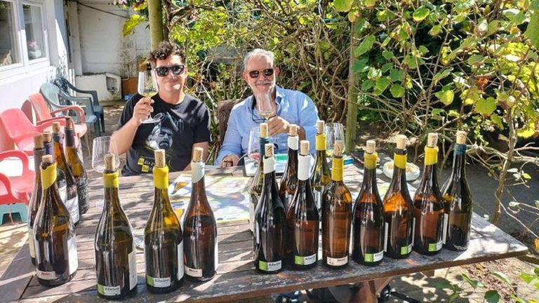 Marcial Pita, de Bodegas El Paraguas, con muestras de su producción y el experto Luis Gutiérrez