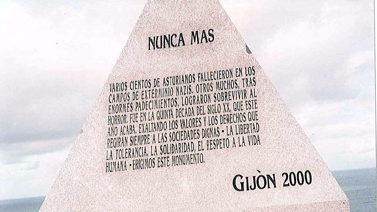 Monolito en memoria de los asturianos asesinados en los campos de concentración nazis en El Cervigón (Gijón)