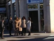 Empleados y p�blico a las puertas de una oficina de NCG Banco