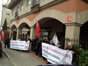 Afectados por el cierre del Grupo Alvarez se concentran en Eiris, ante la sede de Subel