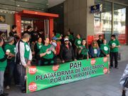Un grupo de Stop Desahucios se manifiesta frente a la sede del Banco Santander de Vigo