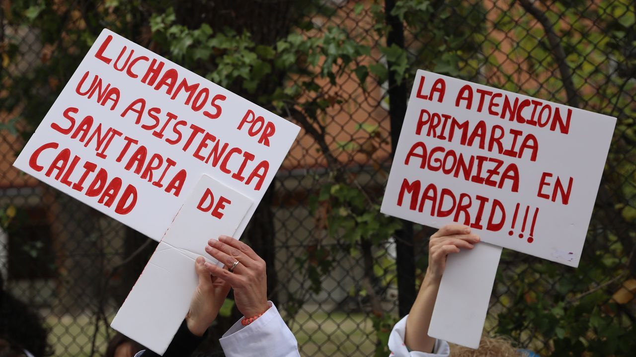 Médicos de atención primaria se han concentrado este lunes frente a la Gerencia de Atención Primaria de la Comunidad de Madrid en el inicio de la huelga
