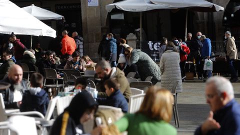 Ambiente en la plaza Mayor de Ourense durante la celebración del mercadillo de antigüedades de este fin de semana