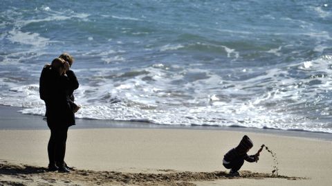 Gente aprovechando el buen tiempo en la playa de Donios