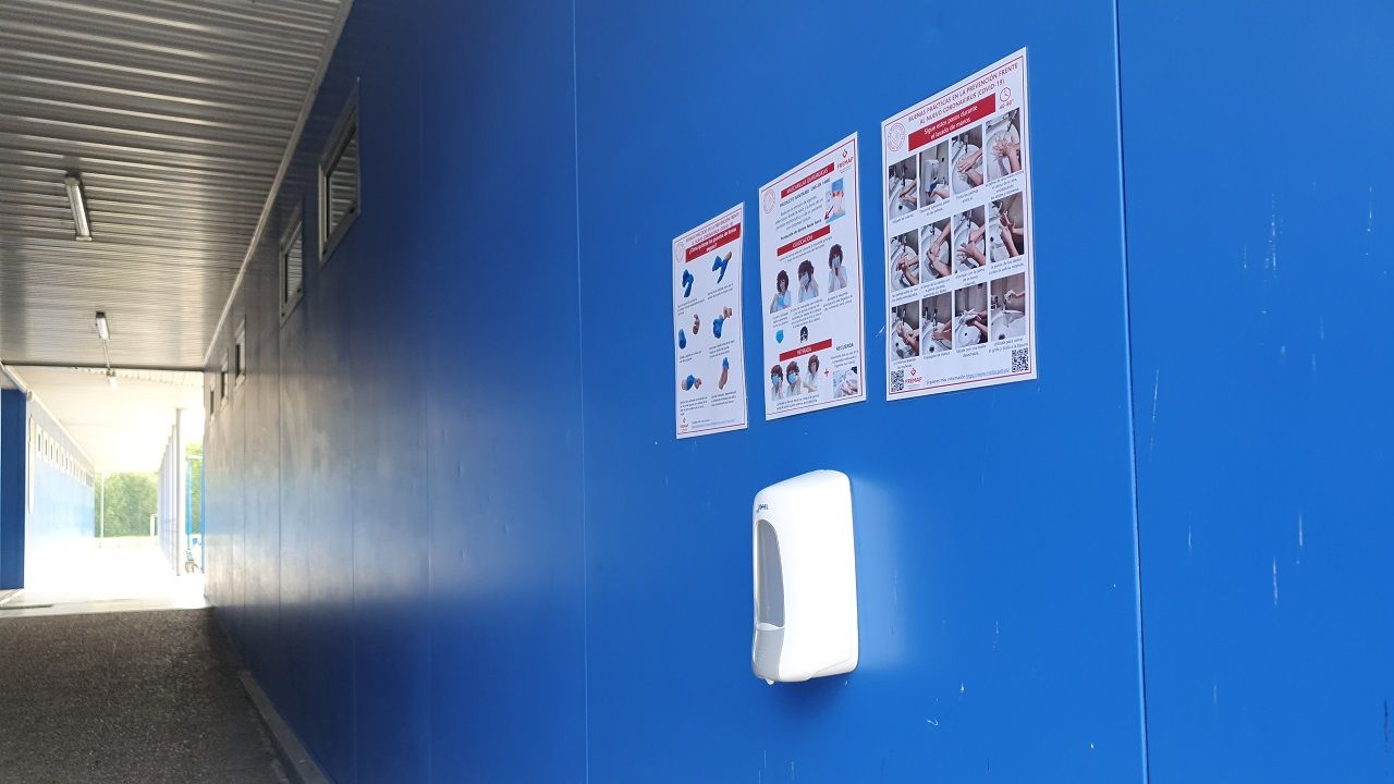 Pasillo de El Requex�n, con un dispensador de jab�n y carteles informativos