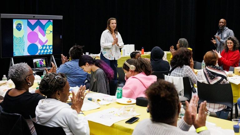 Un mural de la viguesa de Vanesa Álvarez decora en Nueva York la transformación urbana del entorno del Lincoln Center