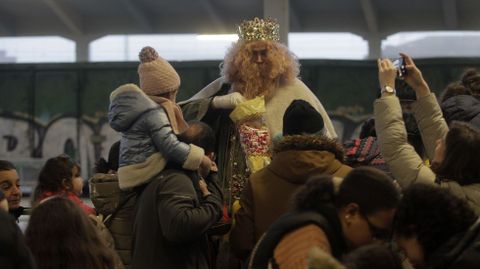 Cientos de personas acudieron a la estación de Monforte a recibir a los Reyes Magos