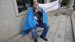 Fernando Martnez Pieiro, el pasado martes, cuando inici la huelga de hambre en el exterior del Concello de Portas