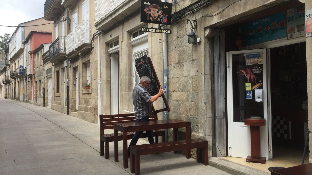Los nacionalistas sacaron pecho del gobierno de Evencio Ferrero en Carballo.Jos Manuel Rubianes, de la Taza Mgica en la calle Maior de Sarria, espera que no haya rebrotes