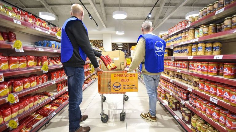 De la cárcel de A Lama a recoger comida para pobres a pie de supermercado: «Nos sentimos en deuda con la humanidad»