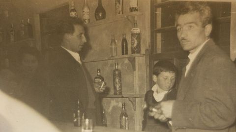 Primo Iglesias (derecha) y su hijo Melchor, en la taberna.