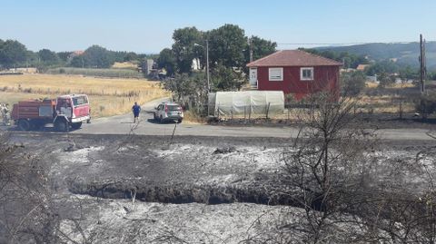 El fuego fue controlado a escasa distancia de las viviendas de Centulle