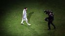 Leo Messi, seguido por una cámara de televisión, antes de la ceremonia de entrega de la Copa del Mundo en Catar