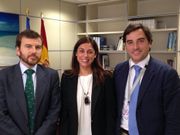 Ernesto Anido y la diputada Tristana Moraleja con el director general de Costas