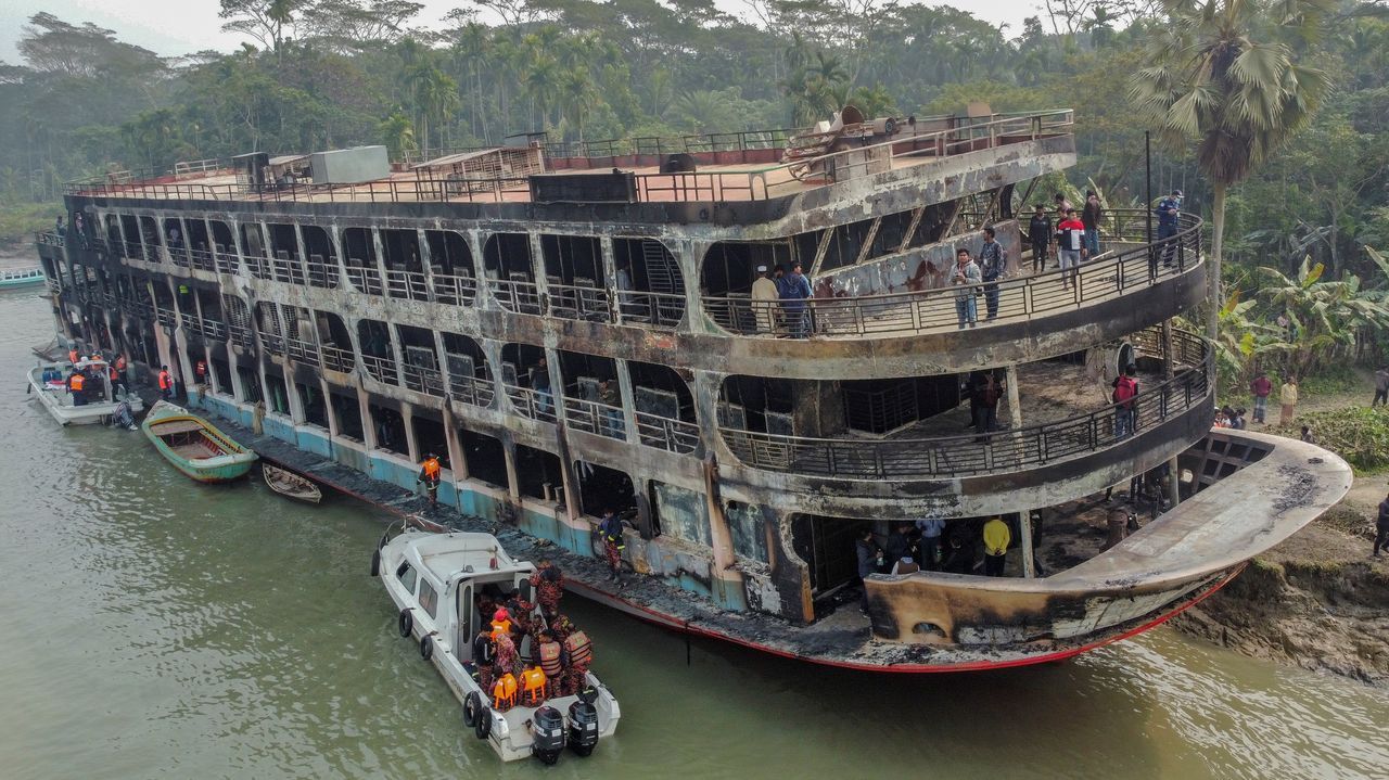 Pescados y mariscos para�Nochebuena.Imagen del ferri siniestrado en Bangladesh