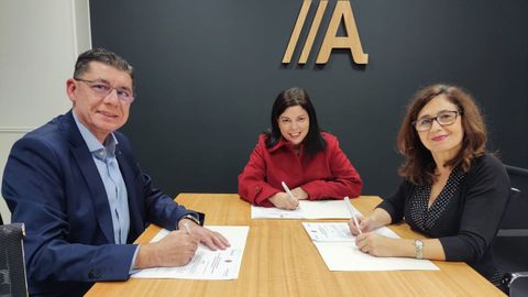 Imagen durante la firma del acuerdo entre Abanca, el Concello de Trives y Afundacin