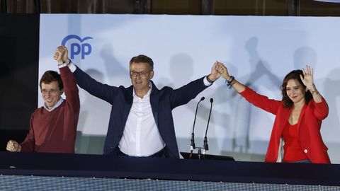 El presidente del PP, Alberto Núñez Feijoo, salió al balcón de la calle Génova acompañado de la presidenta madrileña, Isabel Díaz Ayuso, y del alcalde de la capital, José Luis Martínez-Almeida, para celebrar el triunfo.