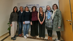 Las cinco representantes de la asociaic�n asturiana Madres Cuidadoras Pilar D�az,Marta del Arco, consejera de Derechos Sociales y Bienestar del Principado de Asturias