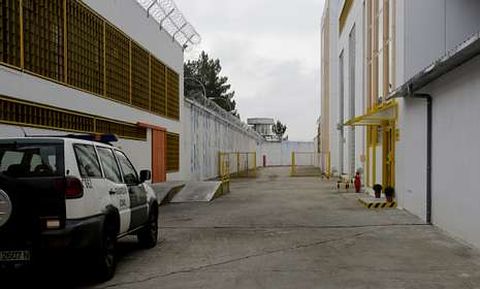 En la prisin de Pereiro de Aguiar, los vigilantes privados controlan garitas y monitores. 