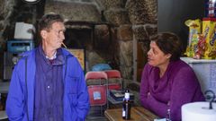 José Manuel, uno de los vecinos de Xacebáns, charla con Ana en el local del horno comunal 