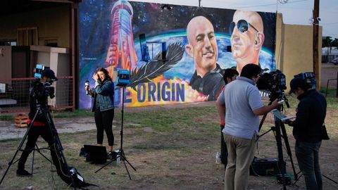 Periodistas frente al mural