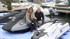 En la imagen, Manuel Rico y Carmen Leonardo, en el muelle de Curuxeiras, junto a las motos acuáticas de Marina Varadero