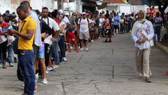 Migrantes hacen fila en espera de regularizar su documentación, el 14 de septiembre del 2023, en el municipio de Tapachula, en México.