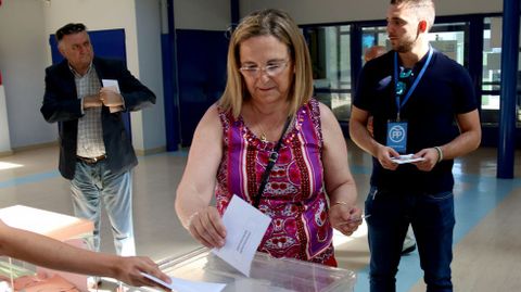 Irene Garrido, candidata viguesa al Congreso, votando en el CEIP Ramn y Cajal