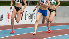 Un grupo de atletas en una pista de atletismo