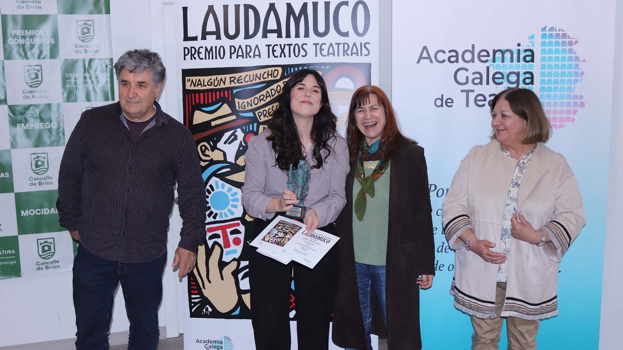 A entrega dos Premios Bos e Xenerosos 2026, &iexcl;en imaxes!.<span lang= gl >Malena Casti&ntilde;eira Franesqui, ga&ntilde;adora desta edici&oacute;n (&aacute; dereita), Sheila Otero NINE (non medio) e Ux&iacute;a Seoane Miranda, que levaron senllos acc&eacute;sits; e detr&aacute;s, ou alcalde eum&eacute;s, non medio, coa concelleira de Cultura &aacute; s&uacute;a esquerda; e tres dous membros do xurado</span>