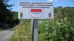 En concellos como Riotorto hay avisos sobre el paso de camiones con madera en pistas municipales