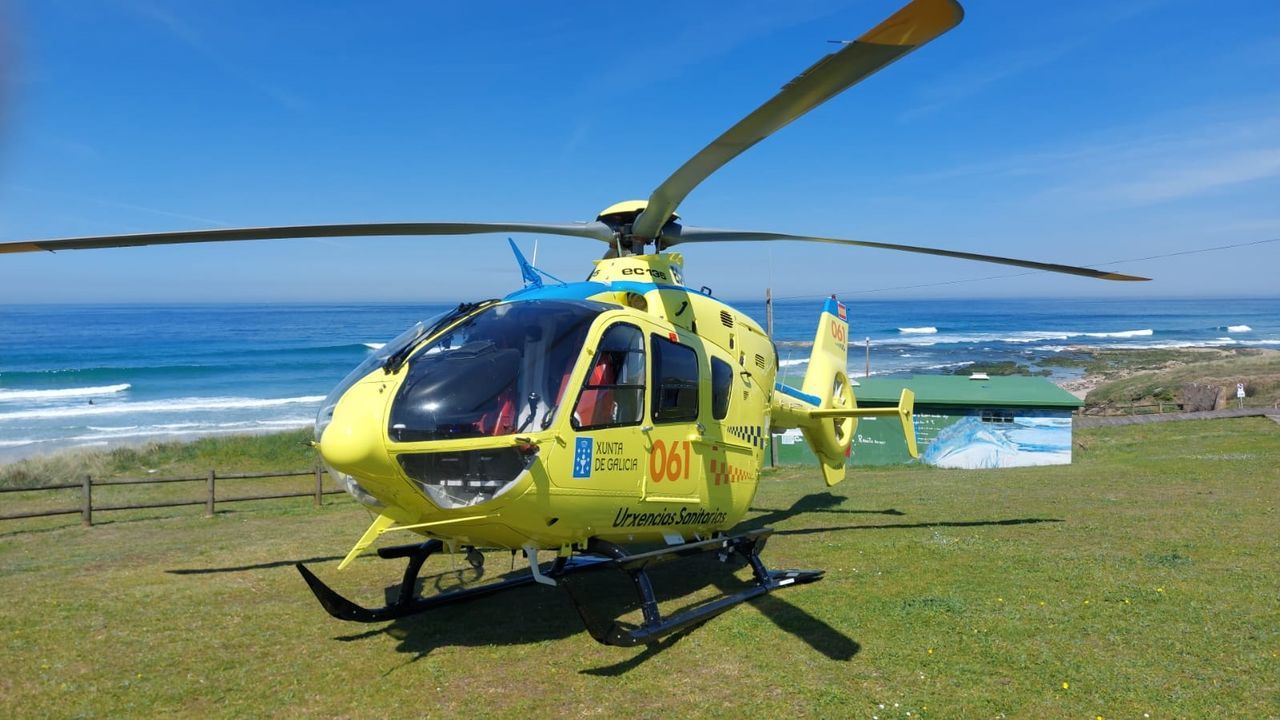 Imagen del helic&oacute;ptero medicalizado con base en Santiago que se desplaz&oacute; al lugar del accidente.