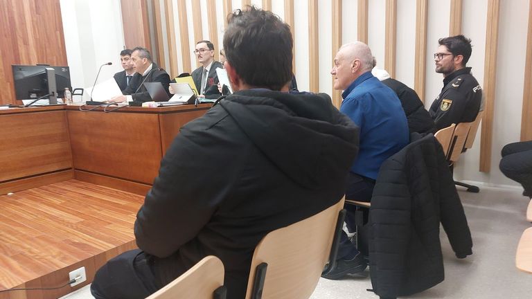 Juicio a padre e hijo furtivos por extraer 1,3 toneladas de percebe en Baiona:  «Los escondieron hasta en una higuera»