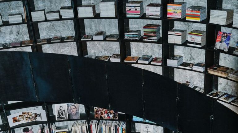 Nace en A Coruña The MOP Library, una biblioteca de consulta con 5.500 fondos de moda