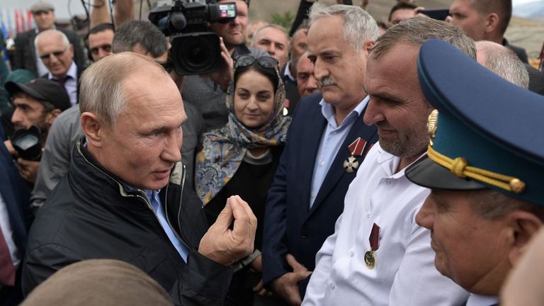 Putin charla con veteranos de una operación antiterrorista, durante una visita el jueves a Daguestán