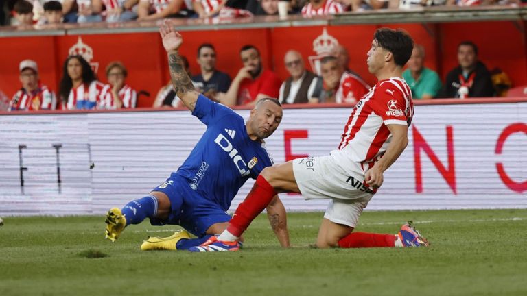 Santi Cazorla y Nacho Méndez, durante el último derbi asturiano