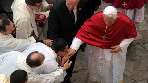 El papa Benedicto XVI en la plaza del Obradoiro antes de oficiar una misa multitudinaria.