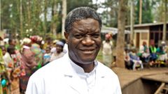 Denis Mukwege naci en 1955, hijo de un pastor religioso, en los ltimos aos de la colonizacin belga. Estudi Medicina en Burundi y se especializ en ginecologa en Francia