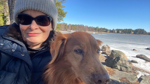 Maria Sipila con su perro durante uno de sus paseos.