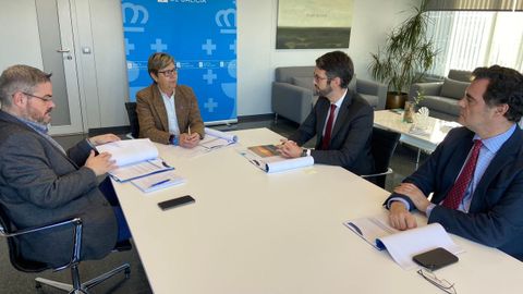 Antonio Basanta (director xeral de Pesca), Rosa Quintana (conselleira de Mar), Roberto Alonso e Iván Alonso (secretario general y presidente de Anfaco) en una reunión a mediados de noviembre