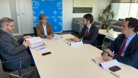 Antonio Basanta (director xeral de Pesca), Rosa Quintana (conselleira de Mar), Roberto Alonso e Ivn Alonso (secretario general y presidente de Anfaco) en una reunin a mediados de noviembre