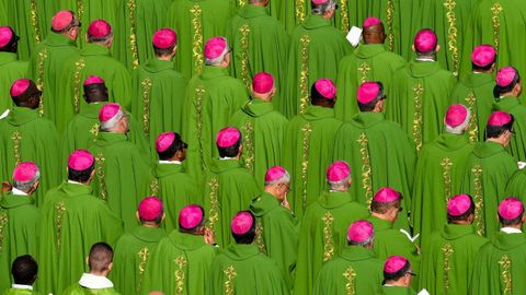 Obispos asisten a la misa de apertura del Snodo sobre los jvenes celebrado en la Plaza de San Pedro del Vaticano
