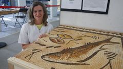La restauradora Ana Gonzlez, con la rplica del mosaico romano de Panxn en el que trabaja en el Museo de Pontevedra